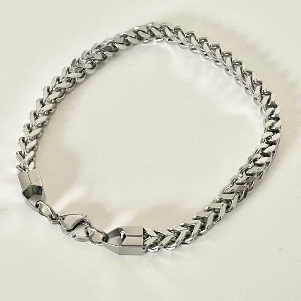 Unisex Silver Tone Lightweight Metal Chain Bracelet 8.25” Inch